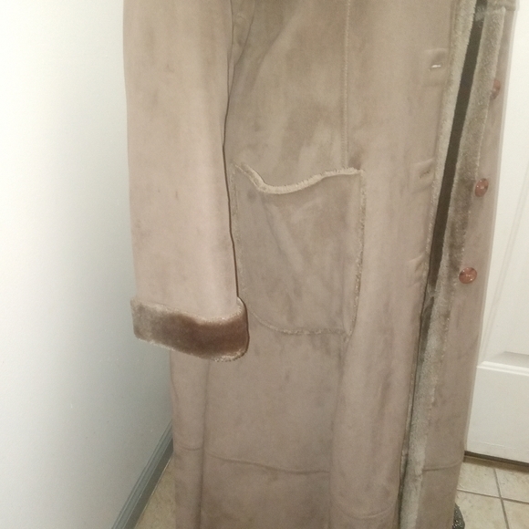 Woman's  Coat - Picture 4 of 5